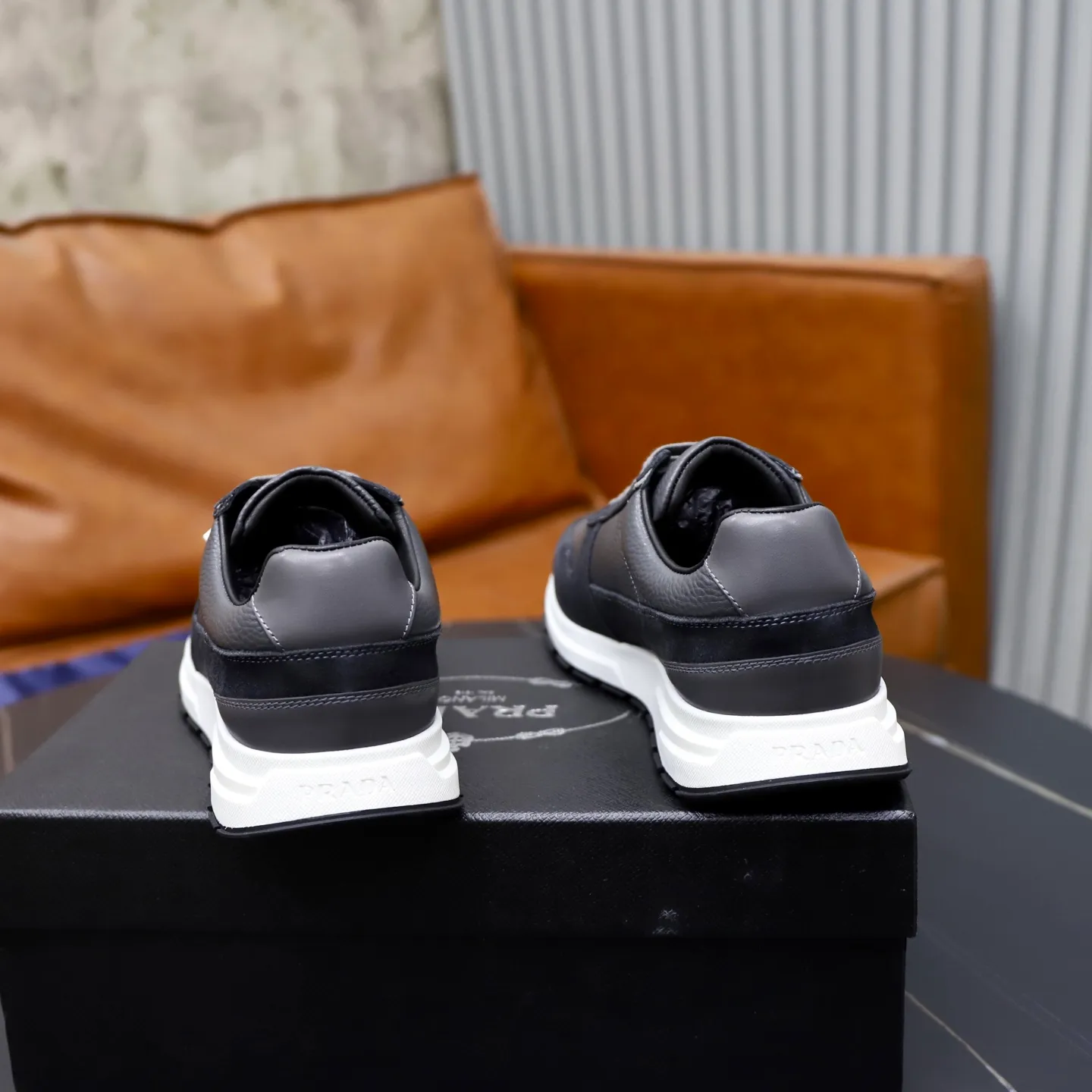 Factory price: 740💰Top original order Brand: PRADA (Prada) Standard code: Men's size 38/44 (45 can be customized) Grade: Same as the official website Material: Original cowhide stitching imported cowhide lining Original combination two-color wear-resistant soft outsole Style category: Leisure and sports version Young fashion European and American trend British style Color: Real picture color